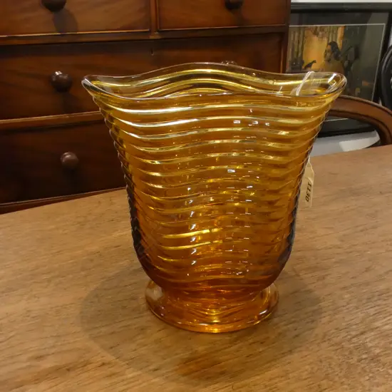 MANHATTEN PRESSED GLASS VASE  HORIZONTAL RIBBED'BY THE ANCHOR HOCKING GLASS COMPANY SERPENTINE SHAPE 170MM HIGH