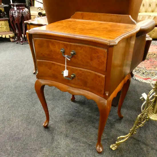 BURR WALNUT QUEEN ANNE STYLE BEDSIDE CHEST 2 DRAWER H.670mm