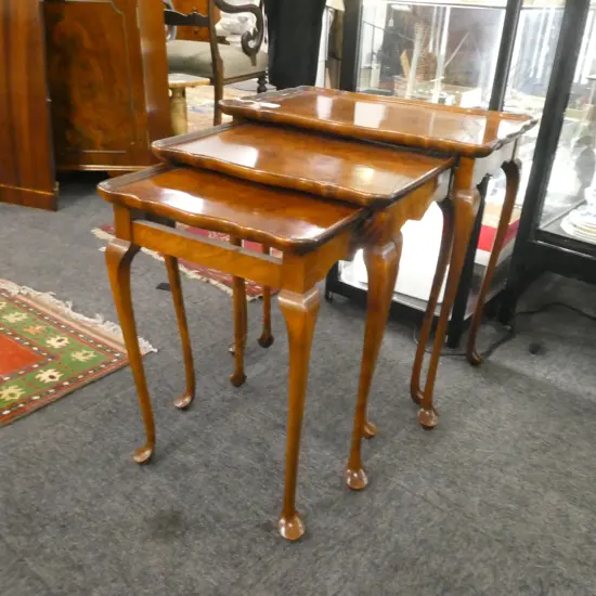 QUEEN ANNE STYLE BURR WALNUT PIE CRUST NEST OF 3 TABLES W.535mm