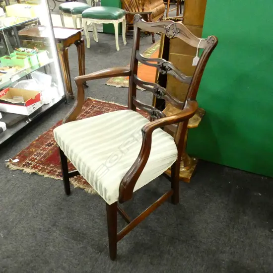 GEORGIAN OPEN ELBOW MAHOGANY CHAIR