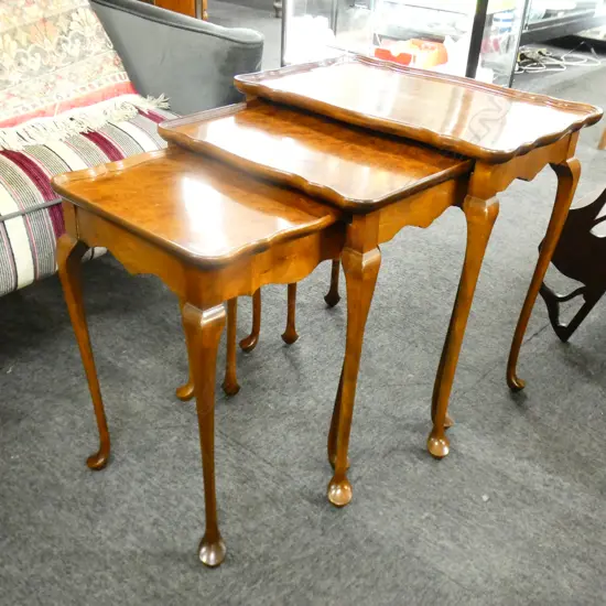 QUEEN ANNE STYLE BURR WALNUT PIE CRUST NEST OF 3 TABLES W.535mm