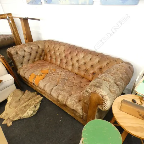 BROWN LEATHER CHESTERFIELD AF W.2000mm + 2 THROWS