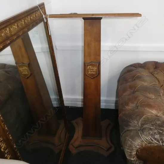 WOODEN LECTERN H.1110mm BASE AF