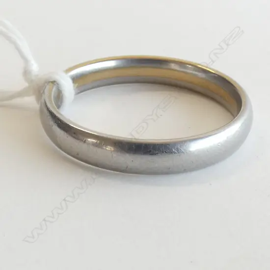 TITANIUM  RING WITH GOLD BAND INSIDE RING 3.5 GRAMS