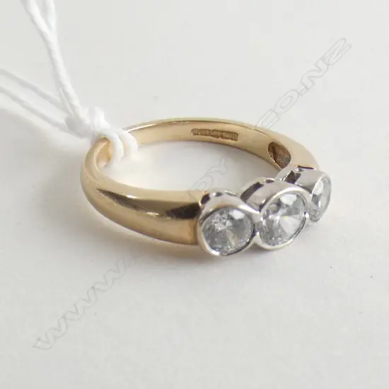 9CT GOLD AND THREE STONE FAUX DIAMOND RING 2.90gm