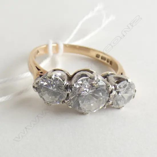 9CT GOLD AND THREE STONE FAUX DIAMOND RING 3.72gm