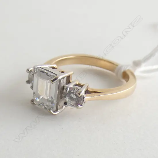 9CT GOLD AND THREE STONE FAUX DIAMOND RING  4.33gm