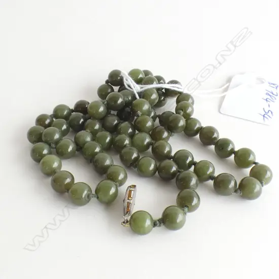 JADE NECKLACE, CLASP FAULTED, L. 680mm