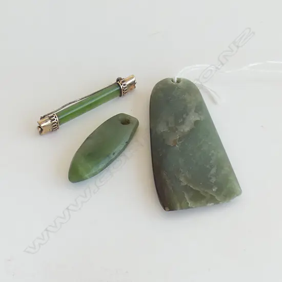 3 GREENSTONE PCES; ADZE AS PENDANT, 9CT BAR BROOCH, OTHER