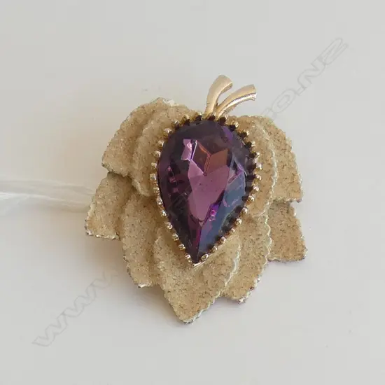 LEAF SHAPED BROOCH WITH LG PURPLE STONE 