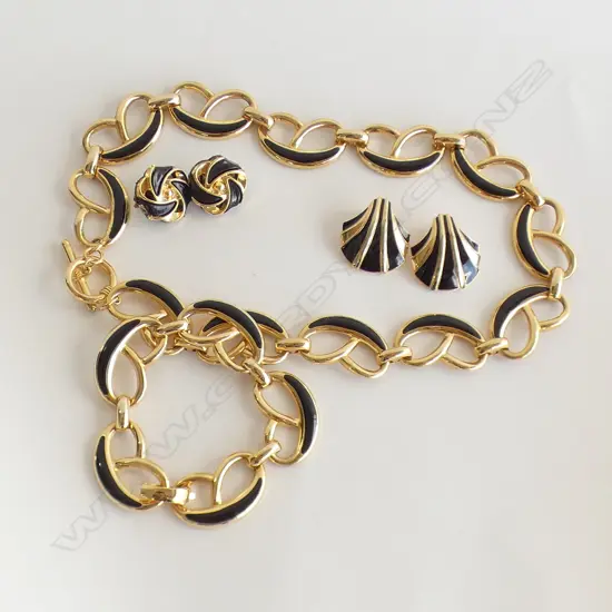 BLACK ENAMEL & GOLD TONE NECKLACE, BRACELET & 2 PR EARRINGS 