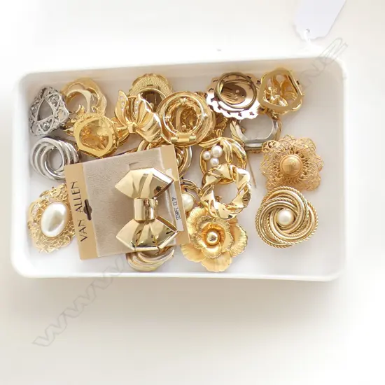 SM TRAY ASST SCARF CLIPS 