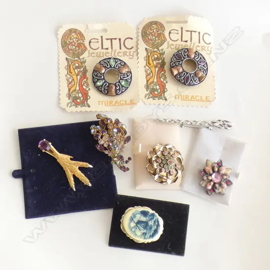 SM TRAY COSTUME JEWELLERY BROOCHES INCL CELTIC ETC..