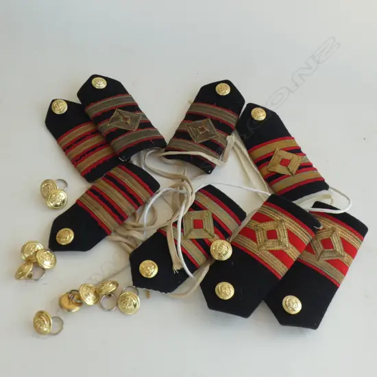 AUSTRALIAN NAVY WW2 EPAULETTES X 4 PLUS BUTTONS
