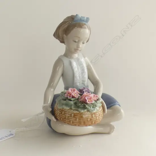 LLADRO SEATED GIRL w. FLOWER BASKET H.135mm