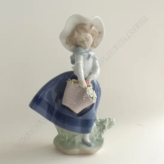 LLADRO GIRL w. FLOWER BASKET H.180mm