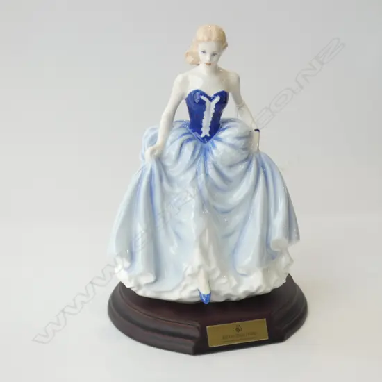 ROYAL DOULTON FIGURINE 'CLASSICS SUSAN' H210MM + WOODEN RD STAND