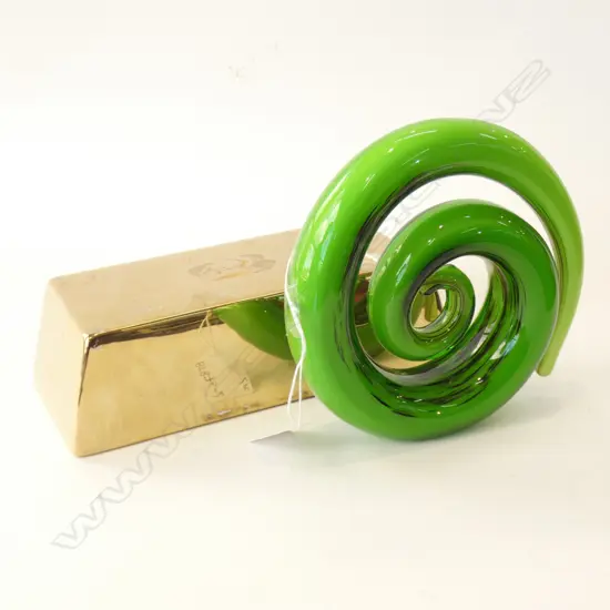 GREEN ART GLASS KORU WITH GOLD CERAMIC STAND H 220MM