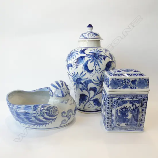 3 PCES B/W CHINESE CERAMICS; GINGER JAR, LIDDED CONTAINER, DUCK W.240mm