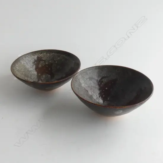 2  x SONG-STYLE 'PAPERCUT' BOWLS.