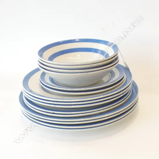 15 PCES OF CORNISHWARE, PLATES & BOWLS. SOME CHIPS