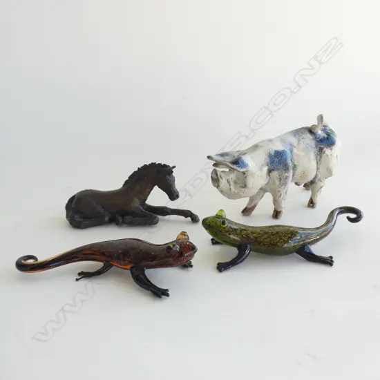 4 ANIMALS; PR ART GLASS LIZARDS, BRONZE HORSE & CERAMIC PIG L.120mm
