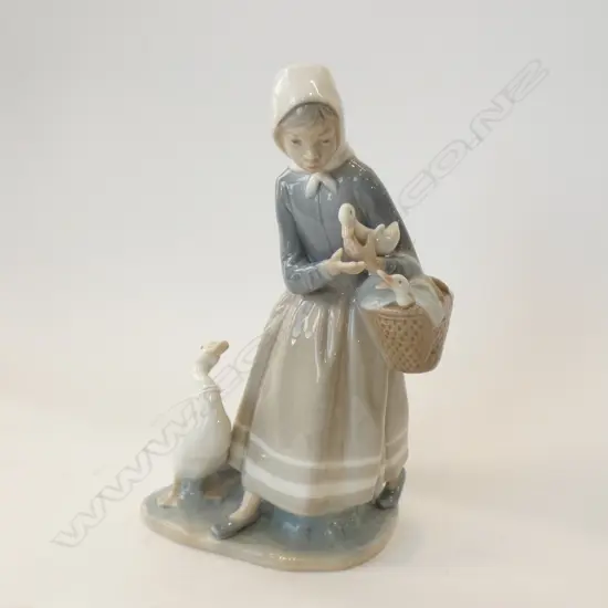 LLADRO LADY w. DUCKS #4568 H.230mm + BOX