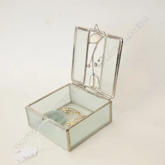 GLASS BOX WITH JADE PC WITH SM HOLE (L55MM) + PR DAISY EARRINGS 