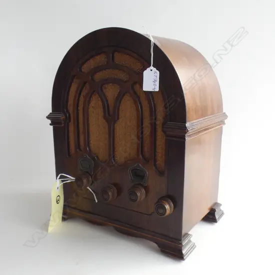 VINTAGE RADIO. Model 110, by RCA Victor, cathedral. H.360mm