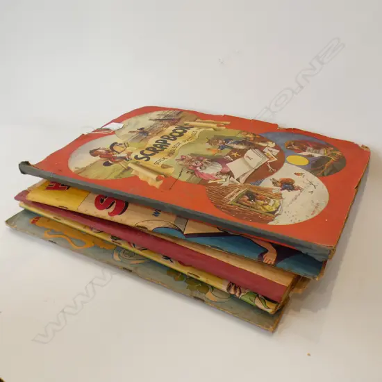 COLLECTION VINTAGE ROYALTY SCRAPBOOKS