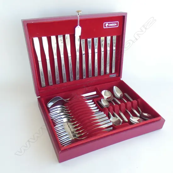 VINTAGE ONEIDA 50 PC (6 PLACE SETTING) STAINLESS STEEL CUTLERY SET IN CANTEEN