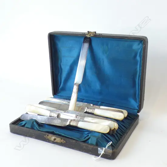 BOX VINTAGE MOP, SILVER COLLAR BUTTER KNIVES - IN ORIGINAL BOX