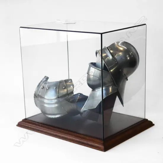 GLASS CASE (H 265MM) WITH 3 ANTIQUE HELMETS