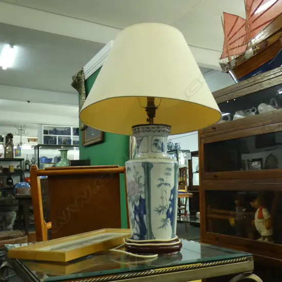 ORIENTAL CERAMIC BASE TABLE LAMP & SHADE