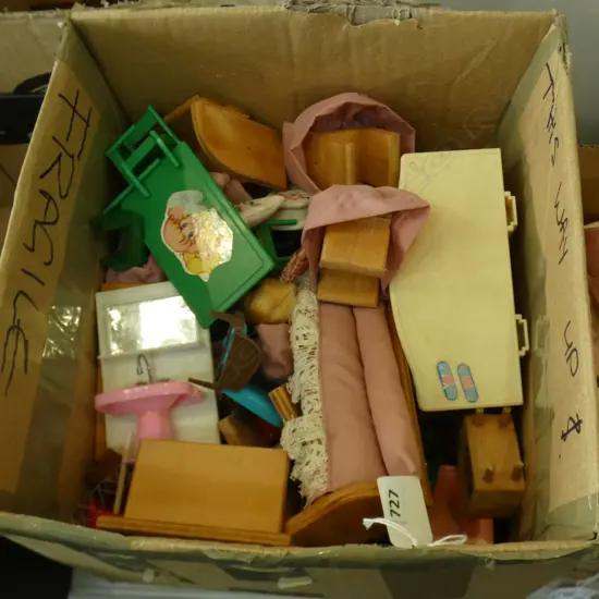 BOX LOT MINIATURE DOLLS HOUSE ACCESORIES