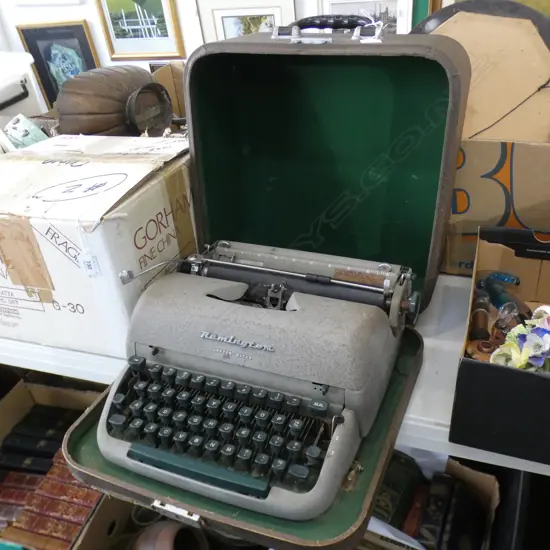 VINTAGE REMINGTON TYPE WRITER, CASED 