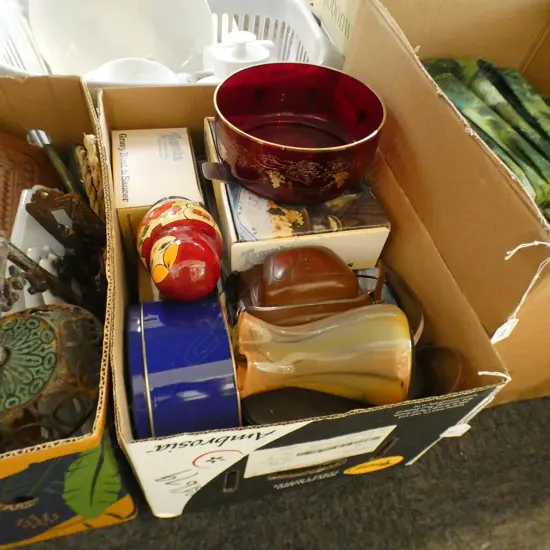 BOX LOT TEMUKA, VINTAGE CAMERAS ETC