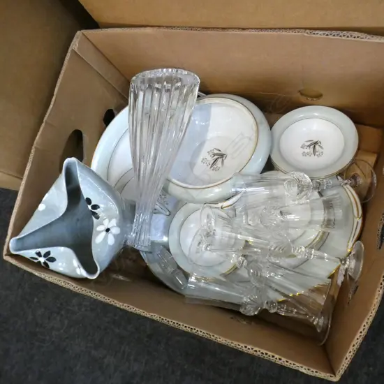 BOX LOT PART NORITAKE DINNER SERVICE, 5 CHAMPAGNE FLUTES & DECANTER, ITALIAN VASE