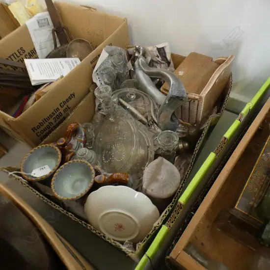 BOX MISC CHINA, PRESSED GLASS COMMEMORATIVE WARE, & STYLISED GEISHA FIGURE 