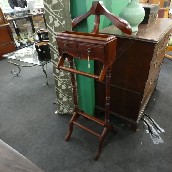 GENTLEMAN'S WOODEN VALET 