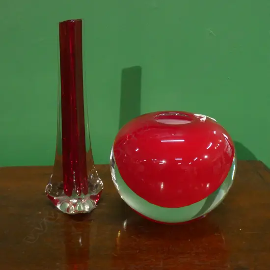 RED ORB HEAVY ART GLASS VASE H.150mm dia + WHITEFRIARS VASE H.245mm