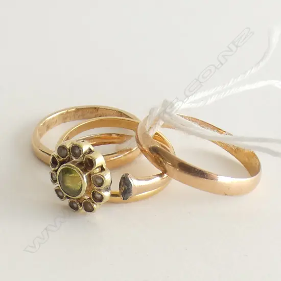 4 GOLD? RINGS 8 GRAMS (1 AF) 