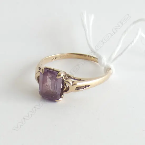 10CT YELLOW GOLD & AMETHYST RING 2gms