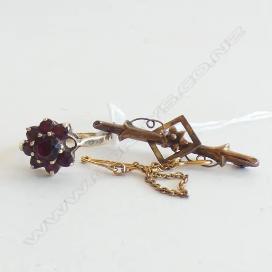 9ct GOLD GARNET RING (MISSING STONE) & 9ct GOLD BAR BROOCH. TOTAL 4.5gm