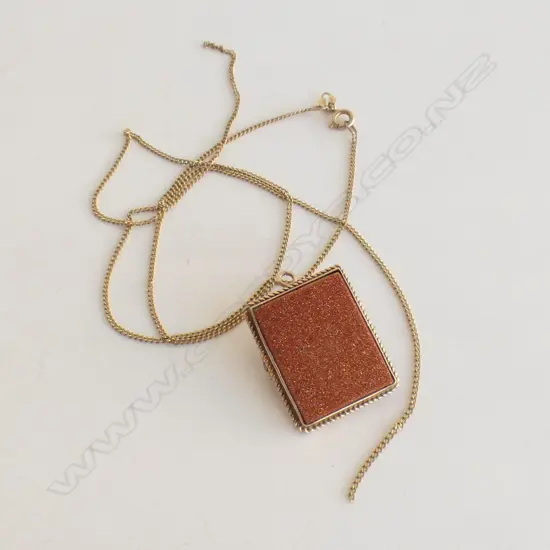 VINTAGE GOLDSTONE PENDANT / BROOCH (CHIP) + 9CT CHAIN AF