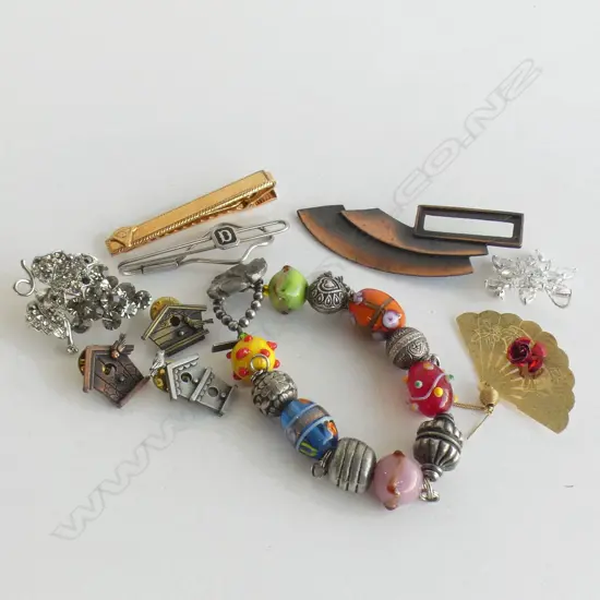 BAG ASST JEWELLERY INCL PEWTER & GLASS BRACELET, BROOCHES INCL CRYSTAL, BIRD HOUSE PINS & 2 TIE PINS