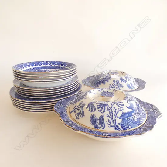18 PCES BURLEIGH WARE WILLOW PART DINNER SERVICE; 6 DINNER PLATES 240mm dia, 5 LUNCHEON, 5 BOWLS + PR TUREENS