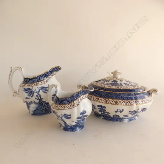 3 PCES BOOTHS 'REAL OLD WILLOW'; 2 JUGS + LIDDED TUREEN 200mm dia