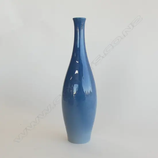 ROYAL DOULTON TITANIUM SPECIMAN VASE. BLUE GLAZE EFFECTS H.200mm