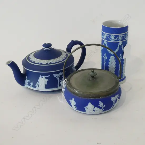 3 BLUE WEDGEWOOD PCS, ICEBUCKET, TEAPOT, TALL VASE (H. 150mm)